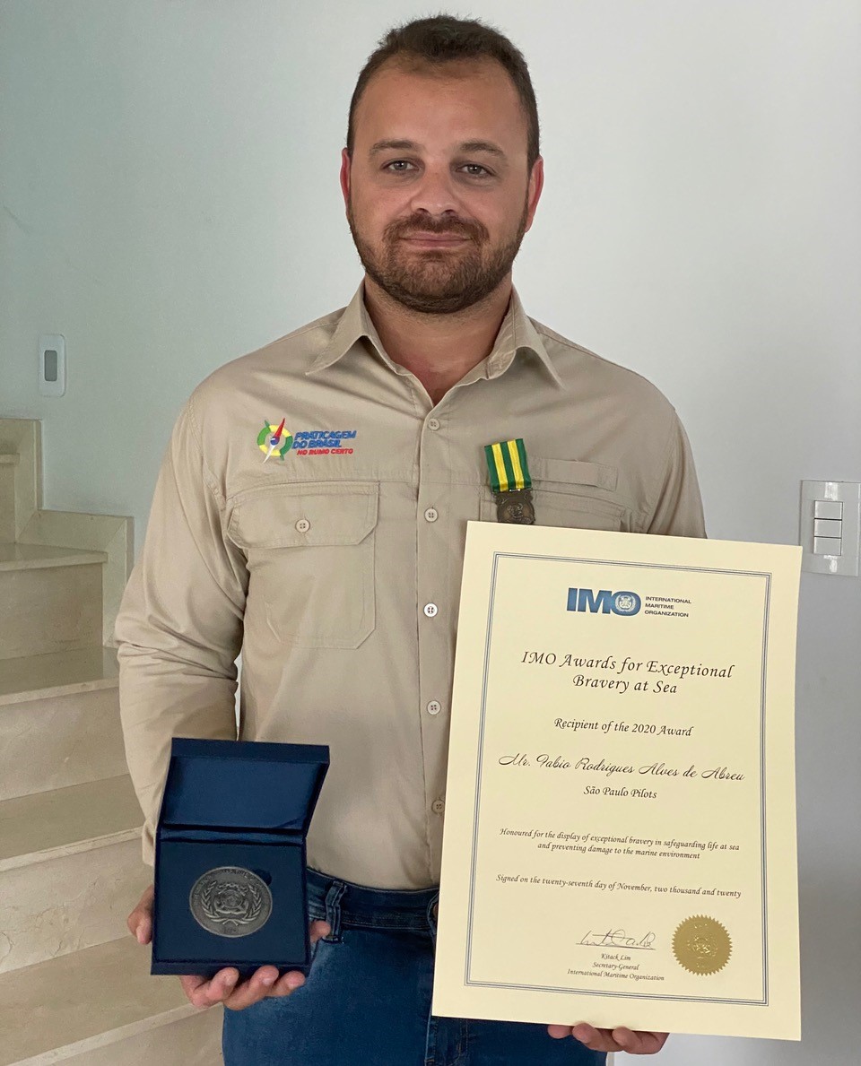 Fabio de Abreu with medal and certificate 5.jpg